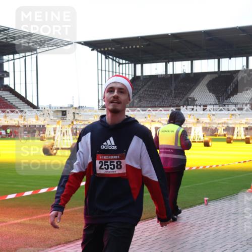 07.12.2025 - St. Pauli X-Mass-Run No. 15 Luisa Fischer http://msf.ph/oto/9379453 07.12.2025 10:34:32 Ziel 15, 2558, 2212, 2558 meine-sportfotos.de