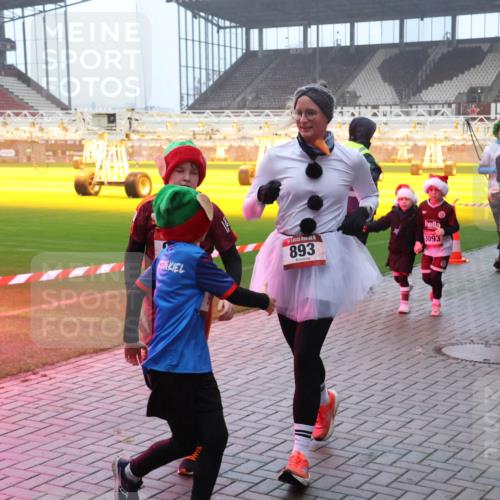 07.12.2025 - St. Pauli X-Mass-Run No. 15 Luisa Fischer http://msf.ph/oto/9379460 07.12.2025 10:06:44 Ziel 893, 3093, 2894, 34, 127, 148, 150, 180, 187, 424, 468, 562, 676, 805, 834, 893, 967, 969, 1119, 1369, 1479, 1480, 1788, 1832, 1937, 1946, 2756, 2757, 2894, 2968, 3093, 3172, 3196, 3213, 3232, 3534, 3535, 3536, 3537, 3812, 3814, 3857, 3859, 3877, 4235, 4236, 4237, 4246, 4251, 4459, 4657, 4665, 4670, 4672, 4676, 4677, 4736, 4739 meine-sportfotos.de