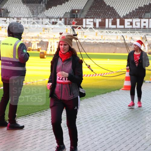 07.12.2025 - St. Pauli X-Mass-Run No. 15 Luisa Fischer http://msf.ph/oto/9379464 07.12.2025 10:35:00 Ziel 2212, 137, 493, 578, 2212, 2639, 3389, 3390, 4276, 4277, 4309, 4310, 4316, 4317, 4336, 4337 meine-sportfotos.de