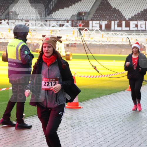 07.12.2025 - St. Pauli X-Mass-Run No. 15 Luisa Fischer http://msf.ph/oto/9379467 07.12.2025 10:35:00 Ziel 15, 2212, 137, 493, 578, 2212, 2639, 3389, 3390, 4276, 4277, 4309, 4310, 4316, 4317, 4336, 4337 meine-sportfotos.de