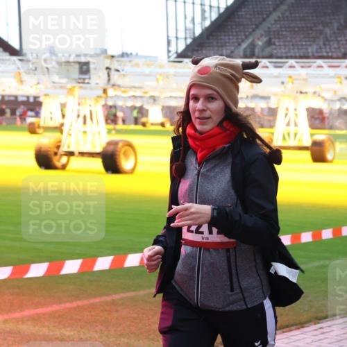 07.12.2025 - St. Pauli X-Mass-Run No. 15 Luisa Fischer http://msf.ph/oto/9379474 07.12.2025 10:35:01 Ziel 137, 493, 578, 2212, 2639, 3389, 3390, 4276, 4277, 4309, 4310, 4316, 4317, 4336, 4337 meine-sportfotos.de