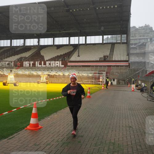 07.12.2025 - St. Pauli X-Mass-Run No. 15 Fabian Wolf http://msf.ph/oto/9379478 07.12.2025 10:07:49 Ziel 1447, 1449, 1905 meine-sportfotos.de
