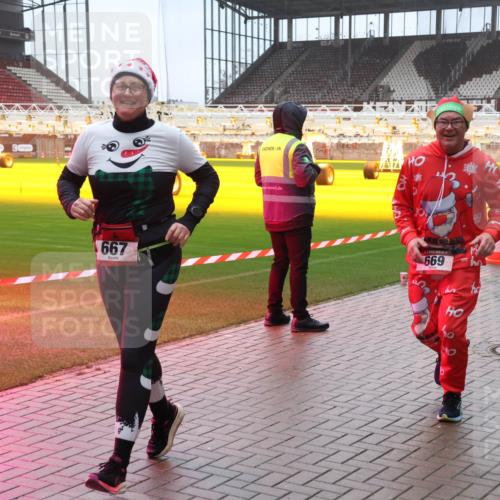 07.12.2025 - St. Pauli X-Mass-Run No. 15 Luisa Fischer http://msf.ph/oto/9379488 07.12.2025 11:11:28 Ziel 667, 669, 29, 48, 122, 411, 660, 667, 669, 697, 698, 745, 777, 787, 788, 812, 815, 817, 832, 841, 909, 1064, 1066, 1145, 1146, 1147, 1380, 1400, 1402, 1518, 1519, 1557, 1565, 1568, 1584, 1619, 1626, 1707, 2258, 2616, 2742, 3124, 3136, 4574, 4801, 4805, 4806, 4810, 4813, 5005, 5006 meine-sportfotos.de