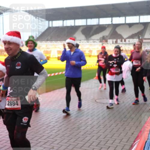 07.12.2025 - St. Pauli X-Mass-Run No. 15 Luisa Fischer http://msf.ph/oto/9379502 07.12.2025 10:06:47 Ziel 93, 2894, 34, 127, 148, 150, 180, 187, 424, 468, 562, 676, 805, 834, 893, 967, 969, 1119, 1369, 1479, 1480, 1788, 1832, 1937, 1946, 2756, 2757, 2894, 2968, 3093, 3172, 3196, 3213, 3232, 3330, 3534, 3535, 3536, 3537, 3812, 3814, 3857, 3859, 3970, 3971, 4235, 4236, 4237, 4246, 4251, 4459, 4657, 4665, 4670, 4672, 4676, 4677, 4736, 4739 meine-sportfotos.de