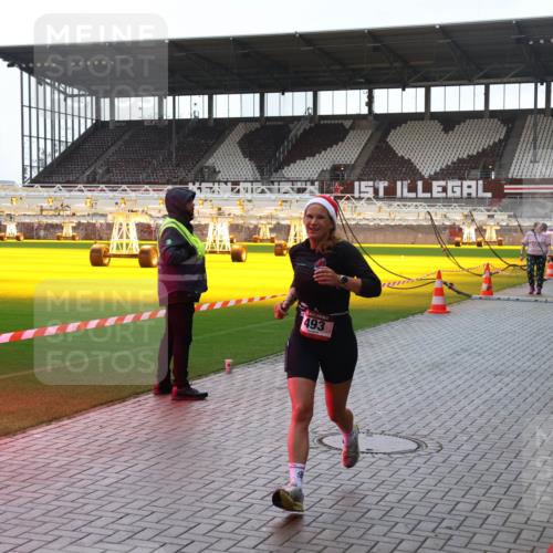 07.12.2025 - St. Pauli X-Mass-Run No. 15 Luisa Fischer http://msf.ph/oto/9379504 07.12.2025 10:35:10 Ziel 493, 4336, 137, 493, 561, 578, 2212, 2639, 3389, 3390, 4276, 4277, 4309, 4310, 4316, 4317, 4336, 4337 meine-sportfotos.de