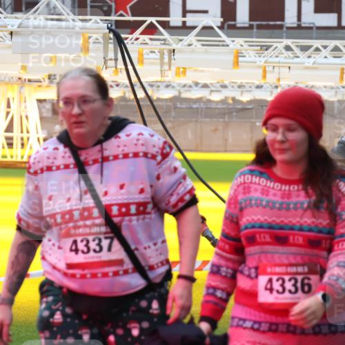 07.12.2025 - St. Pauli X-Mass-Run No. 15 Luisa Fischer http://msf.ph/oto/9379514 07.12.2025 10:35:20 Ziel 4337, 4336, 0, 15, 137, 493, 561, 578, 2422, 2639, 2857, 2863, 3389, 3390, 4147, 4149, 4276, 4277, 4309, 4310, 4316, 4317, 4336, 4337, 4443, 4779 meine-sportfotos.de