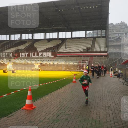 07.12.2025 - St. Pauli X-Mass-Run No. 15 Fabian Wolf http://msf.ph/oto/9379517 07.12.2025 10:07:58 Ziel 1905, 3627, 3628, 4231, 4623, 4624, 4626, 4734, 4737, 4740 meine-sportfotos.de