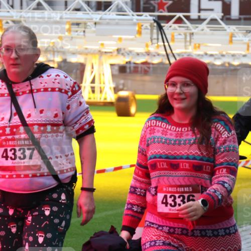 07.12.2025 - St. Pauli X-Mass-Run No. 15 Luisa Fischer http://msf.ph/oto/9379522 07.12.2025 10:35:21 Ziel 15, 4337, 441, 15, 433, 15, 4317, 137, 493, 561, 578, 2353, 2422, 2639, 2857, 2863, 3389, 3390, 4147, 4149, 4276, 4277, 4309, 4310, 4316, 4317, 4336, 4337, 4443, 4772, 4776, 4778, 4779 meine-sportfotos.de