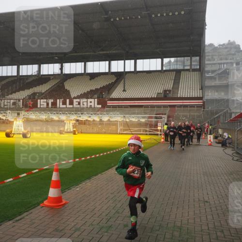 07.12.2025 - St. Pauli X-Mass-Run No. 15 Fabian Wolf http://msf.ph/oto/9379542 07.12.2025 10:07:59 Ziel 1905, 3627, 3628, 4231, 4623, 4624, 4626, 4734, 4737, 4740 meine-sportfotos.de