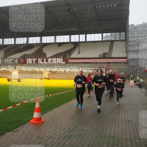 07.12.2025 - St. Pauli X-Mass-Run No. 15 Fabian Wolf http://msf.ph/oto/9379572 07.12.2025 10:08:03 Ziel 2691, 2692, 3627, 3628, 4231, 4623, 4624, 4626, 4734, 4737, 4740 meine-sportfotos.de