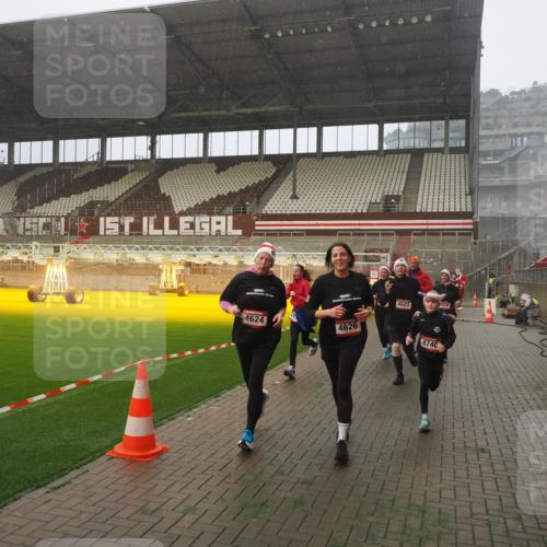 07.12.2025 - St. Pauli X-Mass-Run No. 15 Fabian Wolf http://msf.ph/oto/9379596 07.12.2025 10:08:03 Ziel 2691, 2692, 3627, 3628, 4231, 4623, 4624, 4626, 4734, 4737, 4740 meine-sportfotos.de