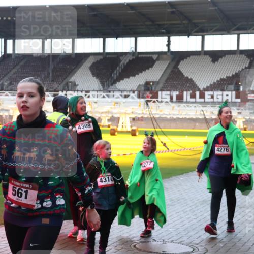 07.12.2025 - St. Pauli X-Mass-Run No. 15 Luisa Fischer http://msf.ph/oto/9379619 07.12.2025 10:35:36 Ziel 4309, 15, 561, 4310, 4277, 4276, 493, 561, 998, 1100, 1365, 2353, 2406, 2422, 2857, 2863, 3224, 3721, 4147, 4149, 4276, 4277, 4309, 4310, 4443, 4595, 4772, 4776, 4778, 4779 meine-sportfotos.de