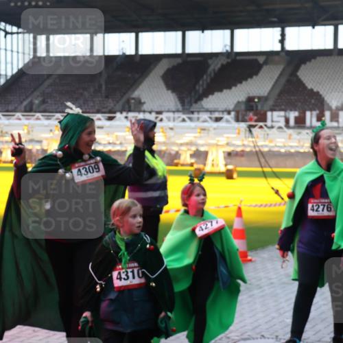 07.12.2025 - St. Pauli X-Mass-Run No. 15 Luisa Fischer http://msf.ph/oto/9379628 07.12.2025 10:35:37 Ziel 4309, 4310, 4277, 4276, 493, 561, 998, 1100, 1365, 2353, 2406, 2422, 2857, 2863, 3224, 3721, 4147, 4149, 4276, 4277, 4309, 4310, 4443, 4595, 4772, 4776, 4778, 4779 meine-sportfotos.de