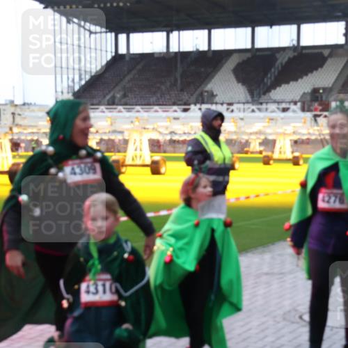 07.12.2025 - St. Pauli X-Mass-Run No. 15 Luisa Fischer http://msf.ph/oto/9379635 07.12.2025 10:35:38 Ziel 4309, 4276, 4310, 493, 561, 998, 1100, 1365, 2353, 2406, 2422, 2857, 2863, 3224, 3721, 4147, 4149, 4276, 4277, 4309, 4310, 4443, 4595, 4772, 4776, 4778, 4779 meine-sportfotos.de