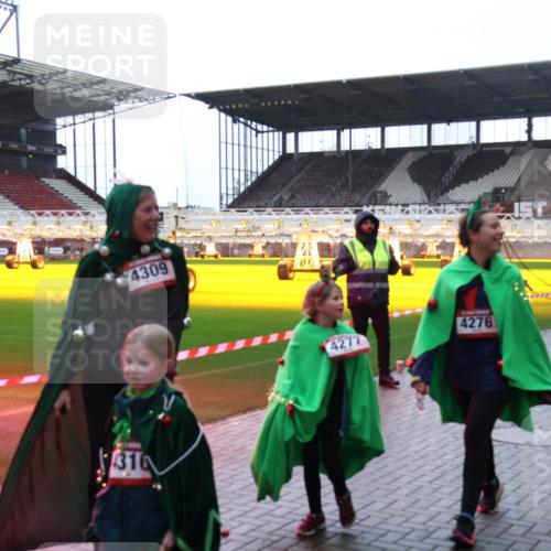 07.12.2025 - St. Pauli X-Mass-Run No. 15 Luisa Fischer http://msf.ph/oto/9379642 07.12.2025 10:35:39 Ziel 4309, 310, 4277, 4276, 493, 561, 998, 1100, 1365, 2353, 2406, 2422, 2857, 2863, 3224, 3721, 4147, 4149, 4276, 4277, 4309, 4310, 4443, 4595, 4772, 4776, 4778, 4779 meine-sportfotos.de