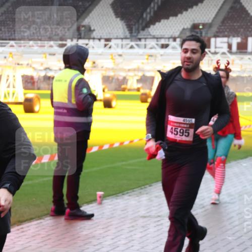 07.12.2025 - St. Pauli X-Mass-Run No. 15 Luisa Fischer http://msf.ph/oto/9379663 07.12.2025 10:35:53 Ziel 5, 63, 4595, 4595, 561, 998, 1100, 1365, 1822, 2353, 2406, 2422, 2857, 2863, 3224, 3721, 4034, 4147, 4149, 4443, 4595, 4772, 4776, 4778, 4779 meine-sportfotos.de