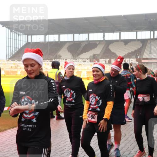 07.12.2025 - St. Pauli X-Mass-Run No. 15 Luisa Fischer http://msf.ph/oto/9379670 07.12.2025 10:07:25 Ziel 4560, 39, 397, 150, 217, 366, 421, 562, 792, 867, 972, 975, 1007, 1103, 1505, 1572, 1735, 1736, 2129, 2983, 3189, 3330, 3333, 3414, 3945, 3970, 3971, 4354, 4459, 4735, 4738 meine-sportfotos.de