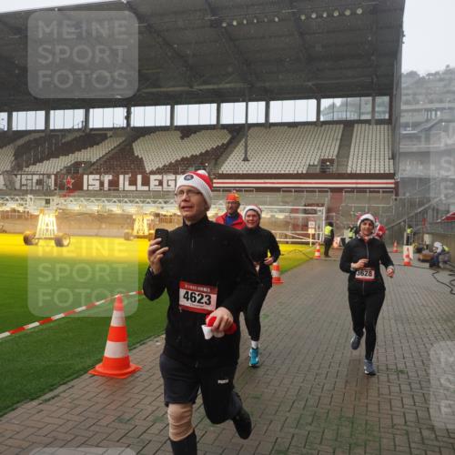 07.12.2025 - St. Pauli X-Mass-Run No. 15 Fabian Wolf http://msf.ph/oto/9379671 07.12.2025 10:08:05 Ziel 2691, 2692, 3627, 3628, 4231, 4623, 4624, 4626, 4734, 4737, 4740 meine-sportfotos.de