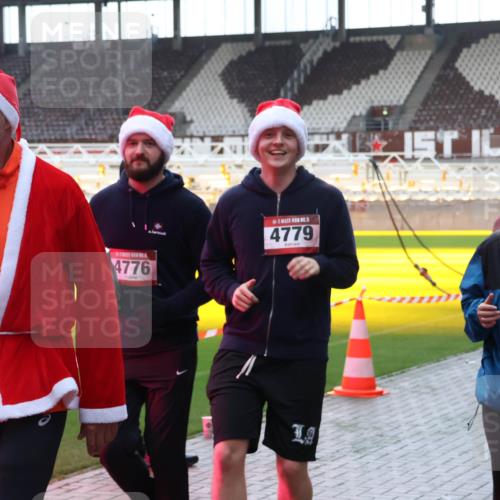 07.12.2025 - St. Pauli X-Mass-Run No. 15 Luisa Fischer http://msf.ph/oto/9379696 07.12.2025 10:35:57 Ziel 444, 4776, 4779, 4772, 998, 1100, 1365, 1822, 2353, 2406, 2422, 2489, 2857, 2863, 3224, 3721, 4034, 4147, 4149, 4443, 4595, 4772, 4776, 4778, 4779 meine-sportfotos.de