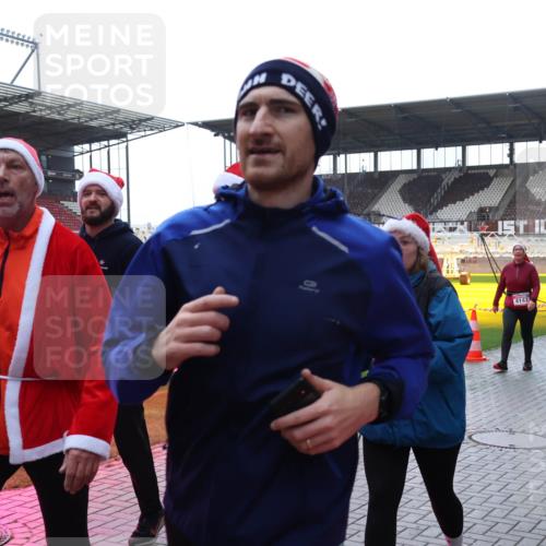 07.12.2025 - St. Pauli X-Mass-Run No. 15 Luisa Fischer http://msf.ph/oto/9379708 07.12.2025 10:35:59 Ziel 444, 4147, 4149, 998, 1100, 1365, 1822, 2353, 2406, 2422, 2489, 2857, 2863, 3224, 3721, 4034, 4147, 4149, 4443, 4595, 4772, 4776, 4778, 4779 meine-sportfotos.de