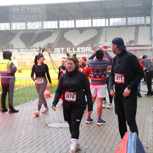 07.12.2025 - St. Pauli X-Mass-Run No. 15 Luisa Fischer http://msf.ph/oto/9379719 07.12.2025 10:07:30 Ziel 15, 57, 1235, 5, 3970, 3971, 150, 217, 256, 265, 272, 366, 421, 517, 657, 685, 792, 867, 972, 975, 1007, 1103, 1187, 1234, 1505, 1572, 1735, 1736, 2129, 2983, 3189, 3330, 3333, 3414, 3945, 3970, 3971, 4354, 4735, 4738 meine-sportfotos.de