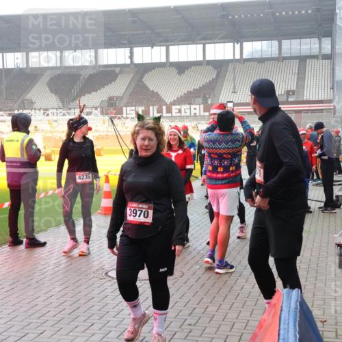 07.12.2025 - St. Pauli X-Mass-Run No. 15 Luisa Fischer http://msf.ph/oto/9379722 07.12.2025 10:07:31 Ziel 4235, 3970, 150, 217, 256, 265, 272, 366, 421, 517, 657, 685, 716, 767, 792, 867, 972, 975, 1007, 1103, 1187, 1234, 1505, 1572, 1735, 1736, 2129, 2983, 3189, 3330, 3333, 3414, 3945, 3970, 3971, 4354, 4735, 4738 meine-sportfotos.de