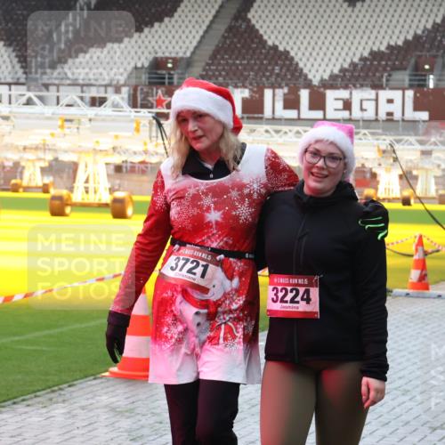 07.12.2025 - St. Pauli X-Mass-Run No. 15 Luisa Fischer http://msf.ph/oto/9379733 07.12.2025 10:36:09 Ziel 15, 3721, 15, 3224, 350, 998, 1100, 1365, 1822, 2353, 2406, 2489, 3224, 3476, 3721, 4034, 4595, 4772, 4776, 4778 meine-sportfotos.de