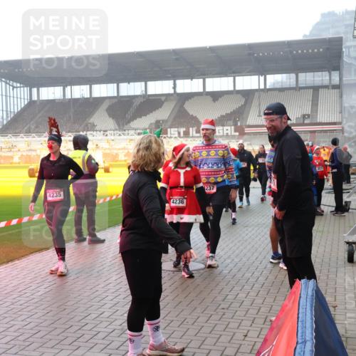 07.12.2025 - St. Pauli X-Mass-Run No. 15 Luisa Fischer http://msf.ph/oto/9379735 07.12.2025 10:07:32 Ziel 4235, 4236, 237, 3531, 217, 256, 265, 272, 366, 421, 517, 657, 685, 716, 767, 792, 867, 972, 975, 1007, 1103, 1187, 1234, 1505, 1572, 1735, 1736, 2129, 2983, 3189, 3330, 3333, 3414, 3945, 3970, 3971, 4354, 4735, 4738 meine-sportfotos.de