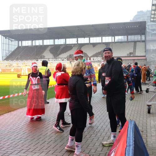 07.12.2025 - St. Pauli X-Mass-Run No. 15 Luisa Fischer http://msf.ph/oto/9379751 07.12.2025 10:07:34 Ziel 4235, 3812, 1971, 217, 256, 265, 272, 366, 421, 517, 657, 685, 716, 767, 792, 867, 972, 975, 1007, 1103, 1187, 1234, 1505, 1572, 1735, 1736, 2129, 2983, 3189, 3330, 3333, 3414, 3945, 4354, 4735, 4738 meine-sportfotos.de