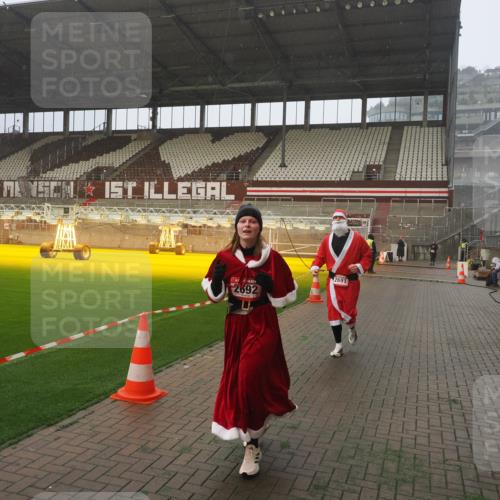 07.12.2025 - St. Pauli X-Mass-Run No. 15 Fabian Wolf http://msf.ph/oto/9379761 07.12.2025 10:08:11 Ziel 2691, 2692, 3627, 3628, 4231, 4623, 4624, 4626, 4734, 4737, 4740 meine-sportfotos.de