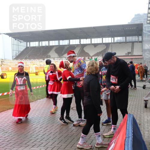 07.12.2025 - St. Pauli X-Mass-Run No. 15 Luisa Fischer http://msf.ph/oto/9379763 07.12.2025 10:07:35 Ziel 4235, 3812, 5814, 445, 3971, 217, 256, 265, 272, 366, 421, 517, 657, 685, 716, 767, 792, 867, 972, 975, 1007, 1103, 1187, 1234, 1505, 1572, 1735, 1736, 2129, 2983, 3189, 3330, 3333, 3414, 3945, 4354, 4735, 4738 meine-sportfotos.de