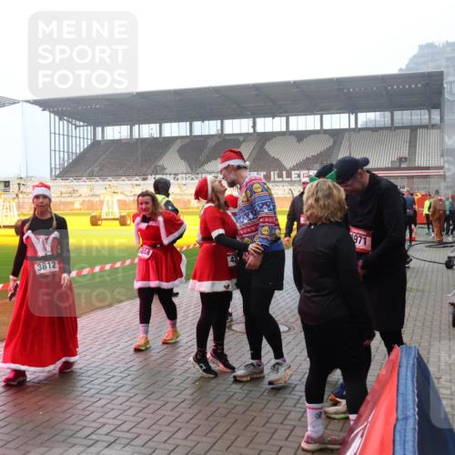 07.12.2025 - St. Pauli X-Mass-Run No. 15 Luisa Fischer http://msf.ph/oto/9379765 07.12.2025 10:07:36 Ziel 5814, 4235, 3812, 42, 971, 217, 256, 265, 272, 366, 421, 517, 657, 685, 716, 767, 792, 867, 972, 975, 1007, 1103, 1187, 1234, 1505, 1572, 1735, 1736, 2129, 2983, 3189, 3333, 3414, 3945, 4354, 4735, 4738 meine-sportfotos.de