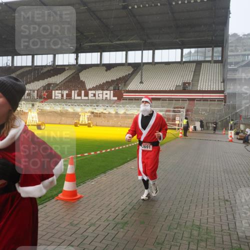 07.12.2025 - St. Pauli X-Mass-Run No. 15 Fabian Wolf http://msf.ph/oto/9379783 07.12.2025 10:08:12 Ziel 2691, 2692, 3627, 3628, 4231, 4623, 4624, 4626, 4734, 4737, 4740 meine-sportfotos.de