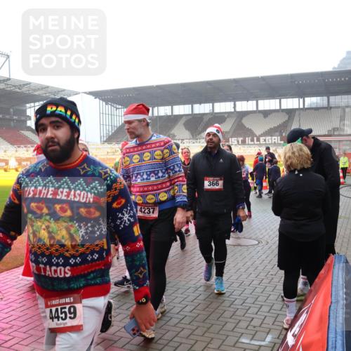 07.12.2025 - St. Pauli X-Mass-Run No. 15 Luisa Fischer http://msf.ph/oto/9379790 07.12.2025 10:07:39 Ziel 4235, 4237, 15, 4459, 366, 217, 256, 265, 272, 366, 421, 517, 657, 685, 716, 767, 792, 867, 972, 975, 1007, 1103, 1187, 1234, 1505, 1543, 1572, 1735, 1736, 2129, 2983, 3003, 3189, 3414, 3945, 4354, 4735, 4738 meine-sportfotos.de