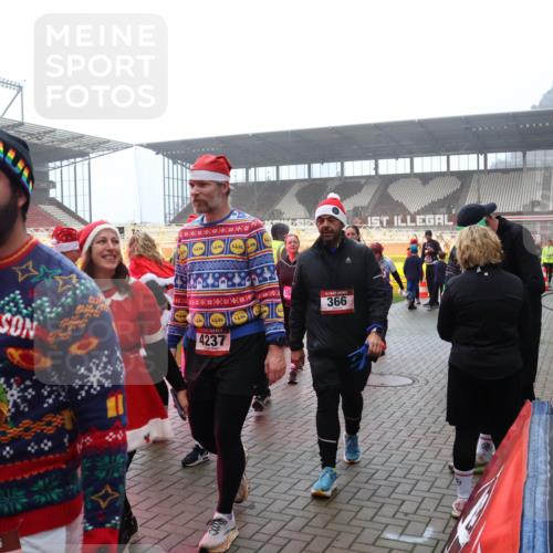 07.12.2025 - St. Pauli X-Mass-Run No. 15 Luisa Fischer http://msf.ph/oto/9379792 07.12.2025 10:07:39 Ziel 4237, 15, 366, 217, 256, 265, 272, 366, 421, 517, 657, 685, 716, 767, 792, 867, 972, 975, 1007, 1103, 1187, 1234, 1505, 1543, 1572, 1735, 1736, 2129, 2983, 3003, 3189, 3414, 3945, 4354, 4735, 4738 meine-sportfotos.de