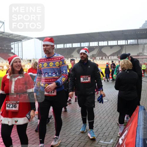 07.12.2025 - St. Pauli X-Mass-Run No. 15 Luisa Fischer http://msf.ph/oto/9379794 07.12.2025 10:07:40 Ziel 15, 4236, 37, 366, 217, 256, 265, 272, 366, 421, 517, 657, 685, 716, 767, 792, 867, 972, 975, 1007, 1103, 1187, 1234, 1505, 1543, 1572, 1735, 1736, 2129, 2983, 3003, 3189, 3414, 3945, 4354, 4735, 4738 meine-sportfotos.de