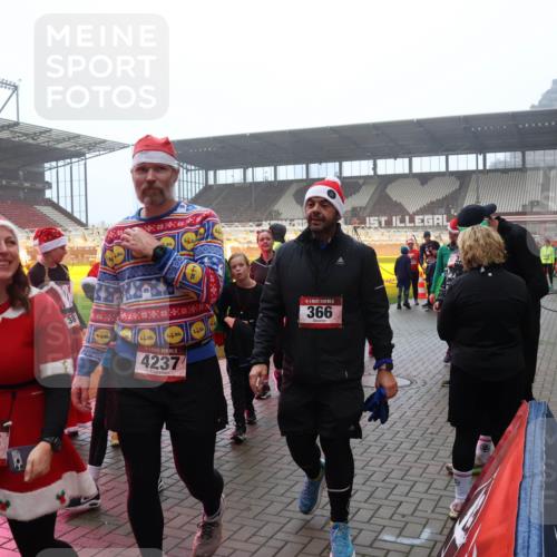 07.12.2025 - St. Pauli X-Mass-Run No. 15 Luisa Fischer http://msf.ph/oto/9379797 07.12.2025 10:07:40 Ziel 15, 4236, 38, 0008, 15, 4237, 15, 366, 217, 256, 265, 272, 366, 421, 517, 657, 685, 716, 767, 792, 867, 972, 975, 1007, 1103, 1187, 1234, 1505, 1543, 1572, 1735, 1736, 2129, 2983, 3003, 3189, 3414, 3945, 4354, 4735, 4738 meine-sportfotos.de