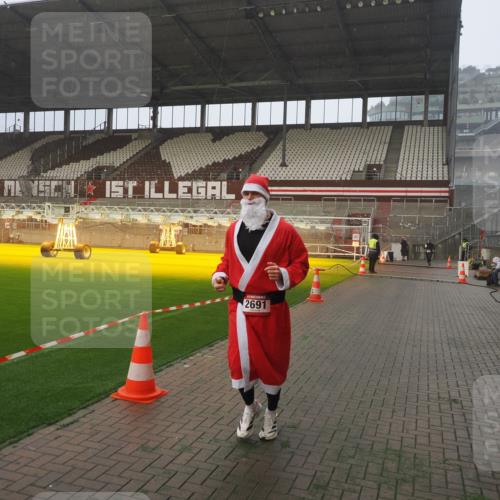 07.12.2025 - St. Pauli X-Mass-Run No. 15 Fabian Wolf http://msf.ph/oto/9379798 07.12.2025 10:08:12 Ziel 2691, 2692, 3627, 3628, 4231, 4623, 4624, 4626, 4734, 4737, 4740 meine-sportfotos.de