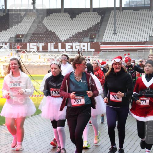 07.12.2025 - St. Pauli X-Mass-Run No. 15 Luisa Fischer http://msf.ph/oto/9379807 07.12.2025 11:11:53 Ziel 1568, 170, 15, 787, 788, 777, 2258, 48, 171, 182, 190, 411, 660, 679, 689, 690, 697, 698, 777, 787, 788, 812, 815, 817, 832, 841, 909, 1145, 1146, 1147, 1309, 1321, 1518, 1519, 1557, 1565, 1568, 1589, 1619, 1707, 1711, 1714, 1767, 1770, 2258, 2742, 4801, 4805, 4806, 4810, 4813, 5005, 5006 meine-sportfotos.de