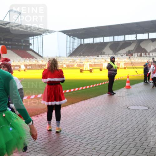 07.12.2025 - St. Pauli X-Mass-Run No. 15 Luisa Fischer http://msf.ph/oto/9379841 07.12.2025 10:07:45 Ziel 15, 1007, 217, 256, 265, 272, 366, 421, 517, 657, 685, 716, 767, 792, 972, 975, 1103, 1187, 1234, 1447, 1449, 1505, 1543, 1572, 1735, 1736, 2983, 3003, 3189, 3414, 3945, 4354 meine-sportfotos.de