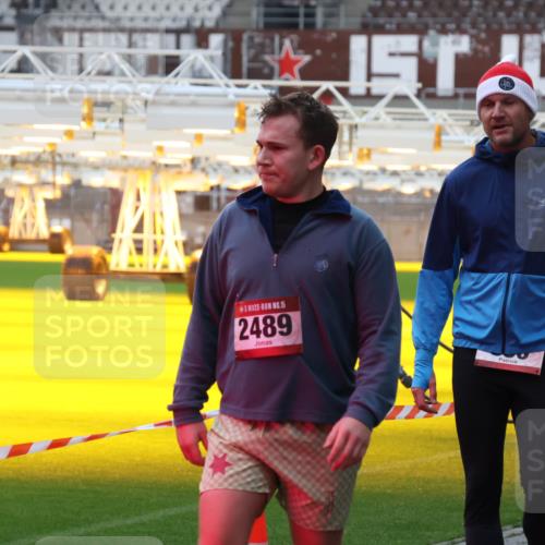 07.12.2025 - St. Pauli X-Mass-Run No. 15 Luisa Fischer http://msf.ph/oto/9379846 07.12.2025 10:36:45 Ziel 15, 2489, 350, 2948, 3089, 3382, 3476, 4200, 4591, 4597, 4599 meine-sportfotos.de