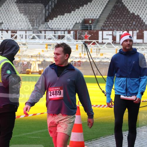 07.12.2025 - St. Pauli X-Mass-Run No. 15 Luisa Fischer http://msf.ph/oto/9379851 07.12.2025 10:36:46 Ziel 15, 2489, 350, 2948, 3089, 3382, 3476, 4200, 4591, 4597, 4599 meine-sportfotos.de