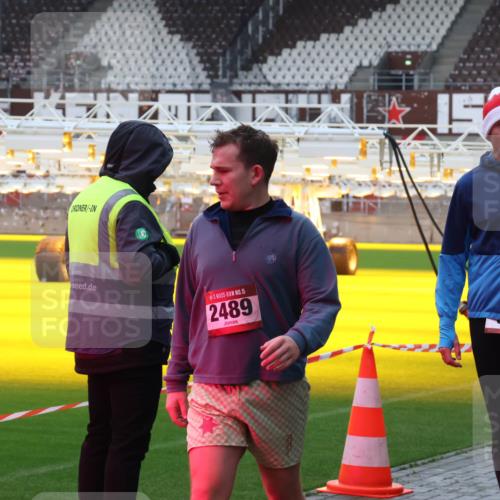 07.12.2025 - St. Pauli X-Mass-Run No. 15 Luisa Fischer http://msf.ph/oto/9379854 07.12.2025 10:36:46 Ziel 15, 2489, 350, 2948, 3089, 3382, 3476, 4200, 4591, 4597, 4599 meine-sportfotos.de