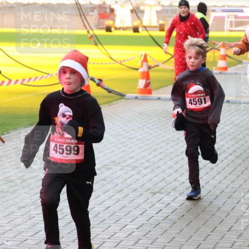 07.12.2025 - St. Pauli X-Mass-Run No. 15 Luisa Fischer http://msf.ph/oto/9379878 07.12.2025 10:36:51 Ziel 4599, 15, 4591, 3382, 350, 511, 521, 717, 833, 2948, 3089, 3382, 3476, 4200, 4591, 4597, 4599 meine-sportfotos.de