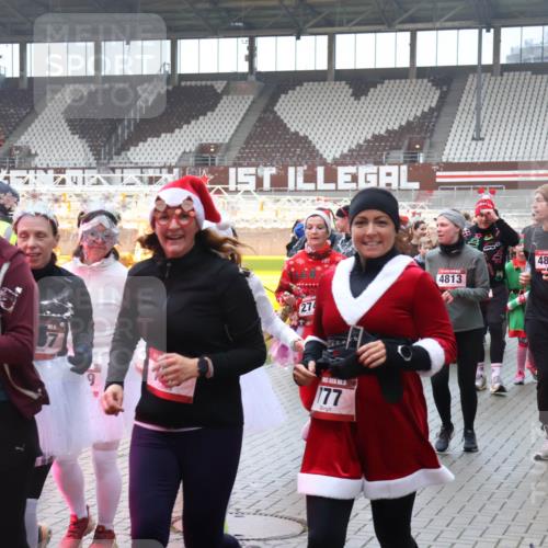 07.12.2025 - St. Pauli X-Mass-Run No. 15 Luisa Fischer http://msf.ph/oto/9379899 07.12.2025 11:11:55 Ziel 1568, 787, 5, 7, 27, 4813, 4801, 177, 1146, 2258, 171, 182, 190, 411, 679, 689, 690, 697, 698, 777, 787, 788, 812, 815, 817, 832, 841, 909, 1145, 1146, 1147, 1186, 1309, 1321, 1518, 1519, 1557, 1565, 1568, 1589, 1619, 1707, 1711, 1714, 1767, 1770, 2258, 2742, 4801, 4805, 4806, 4810, 4813, 5005, 5006 meine-sportfotos.de