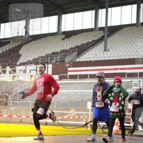 07.12.2025 - St. Pauli X-Mass-Run No. 15 Patografie http://msf.ph/oto/9379948 07.12.2025 10:15:13 Ziel 308, 431, 436, 438, 1180, 1183, 1885, 2666, 2667, 2668, 3103, 3741, 4494, 4536 meine-sportfotos.de
