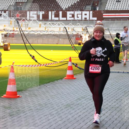 07.12.2025 - St. Pauli X-Mass-Run No. 15 Luisa Fischer http://msf.ph/oto/9379957 07.12.2025 10:37:05 Ziel 333, 4200, 3056, 261, 3263, 37, 511, 521, 665, 717, 833, 2615, 2948, 3056, 3089, 3263, 3382, 4200, 4591, 4597, 4599, 4690, 4691, 4693 meine-sportfotos.de