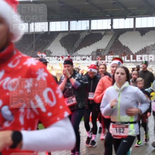 07.12.2025 - St. Pauli X-Mass-Run No. 15 Luisa Fischer http://msf.ph/oto/9379960 07.12.2025 11:12:02 Ziel 909, 832, 182, 171, 182, 190, 408, 411, 679, 689, 690, 694, 697, 698, 777, 787, 788, 812, 815, 817, 832, 841, 909, 1145, 1146, 1147, 1186, 1309, 1321, 1519, 1557, 1565, 1568, 1589, 1619, 1707, 1711, 1714, 1767, 1770, 2258, 2742, 4801, 4805, 4806, 4810, 4813, 5005, 5006 meine-sportfotos.de