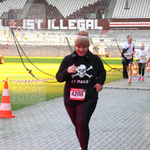 07.12.2025 - St. Pauli X-Mass-Run No. 15 Luisa Fischer http://msf.ph/oto/9379963 07.12.2025 10:37:05 Ziel 15, 4200, 3056, 261, 4597, 3263, 37, 511, 521, 665, 717, 833, 2615, 2948, 3056, 3089, 3263, 3382, 4200, 4591, 4597, 4599, 4690, 4691, 4693 meine-sportfotos.de