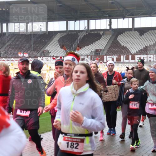 07.12.2025 - St. Pauli X-Mass-Run No. 15 Luisa Fischer http://msf.ph/oto/9379964 07.12.2025 11:12:02 Ziel 817, 182, 815, 812, 09, 171, 182, 190, 408, 411, 679, 689, 690, 694, 697, 698, 777, 787, 788, 812, 815, 817, 832, 841, 909, 1145, 1146, 1147, 1186, 1309, 1321, 1519, 1557, 1565, 1568, 1589, 1619, 1707, 1711, 1714, 1767, 1770, 2258, 2742, 4801, 4805, 4806, 4810, 4813, 5005, 5006 meine-sportfotos.de